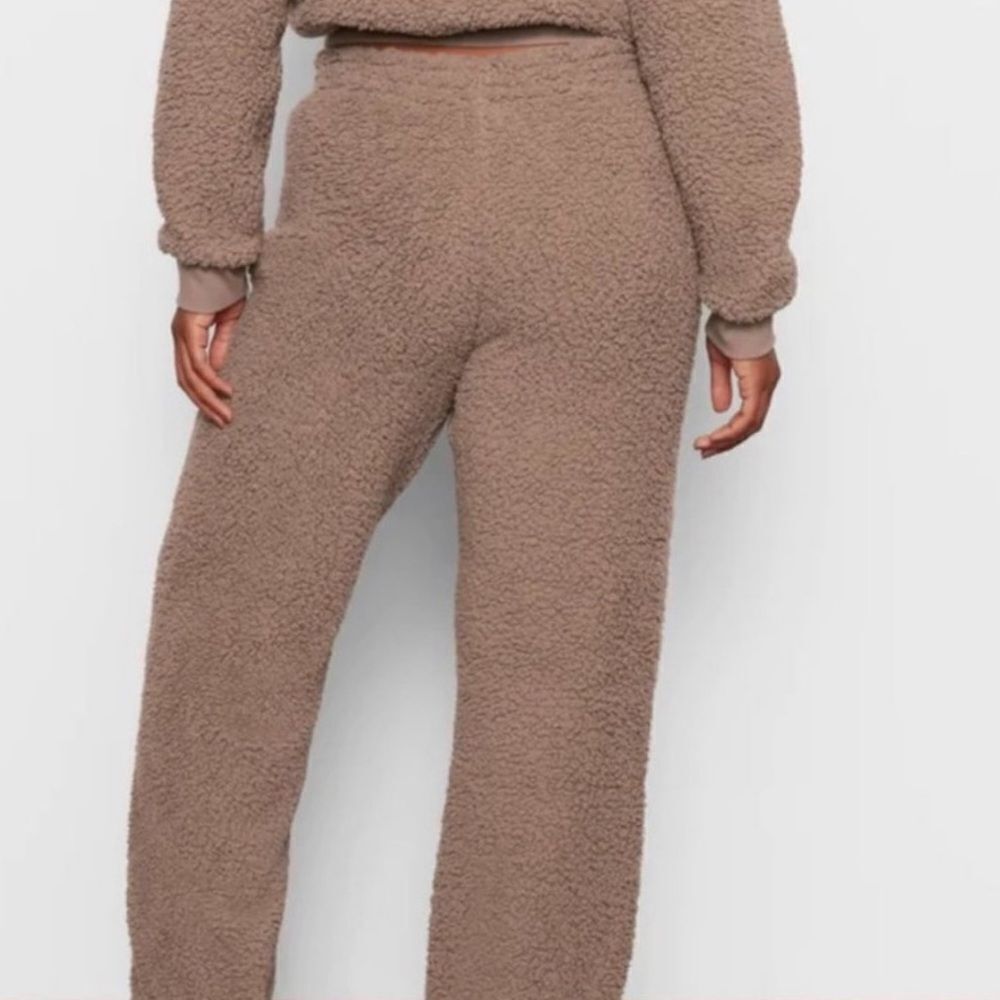 SKIMS - NWT - Tan Cozy Sherpa Lounge Pants - Large - Zip Side Pockets Drawstring